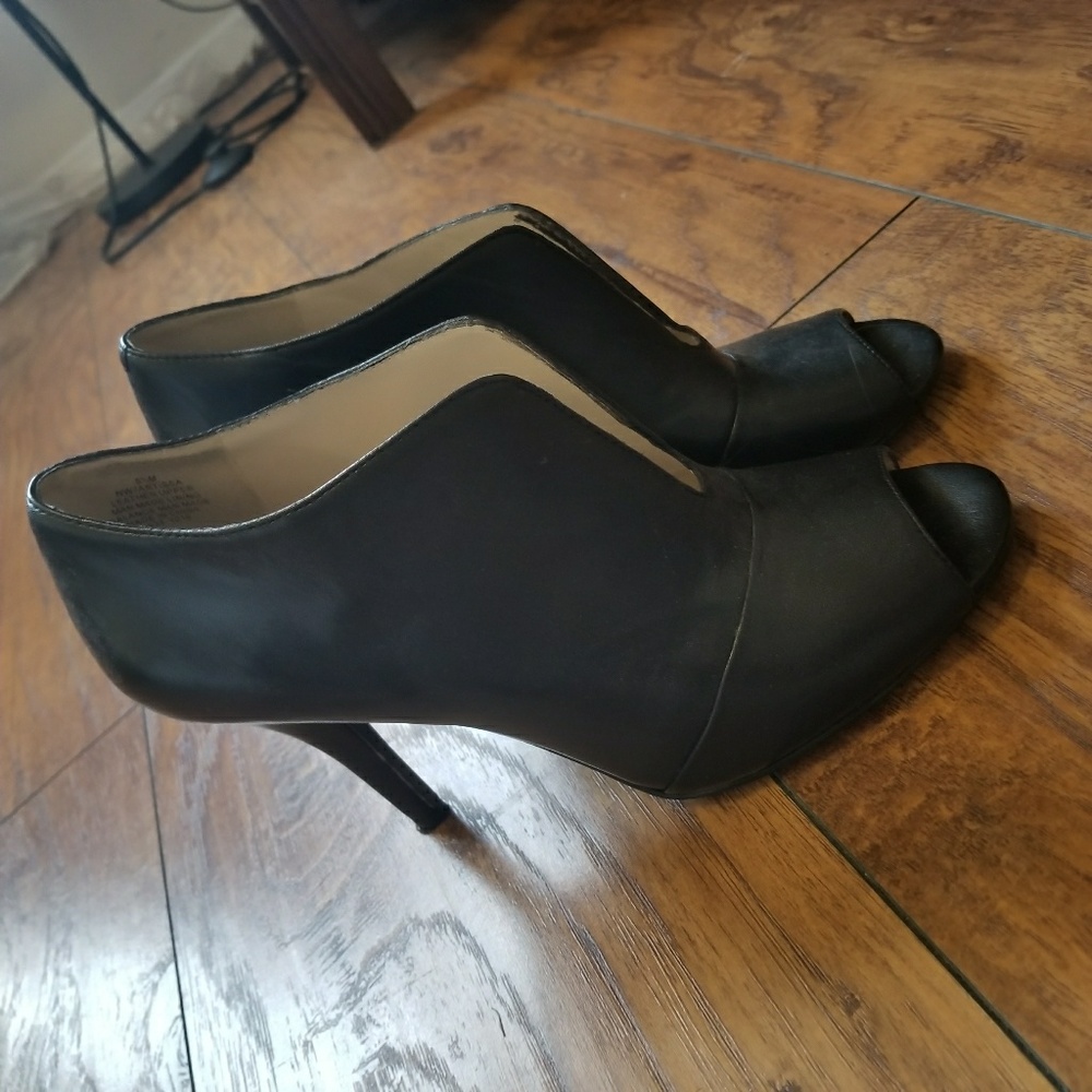 New NINE West heels beautiful cozy clas party work